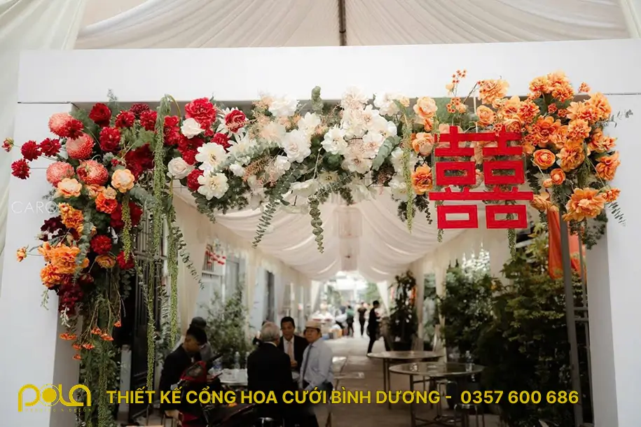 Mẫu thiết kế cổng hoa Bình Dương đẹp có chữ Hỹ của Pola Wedding