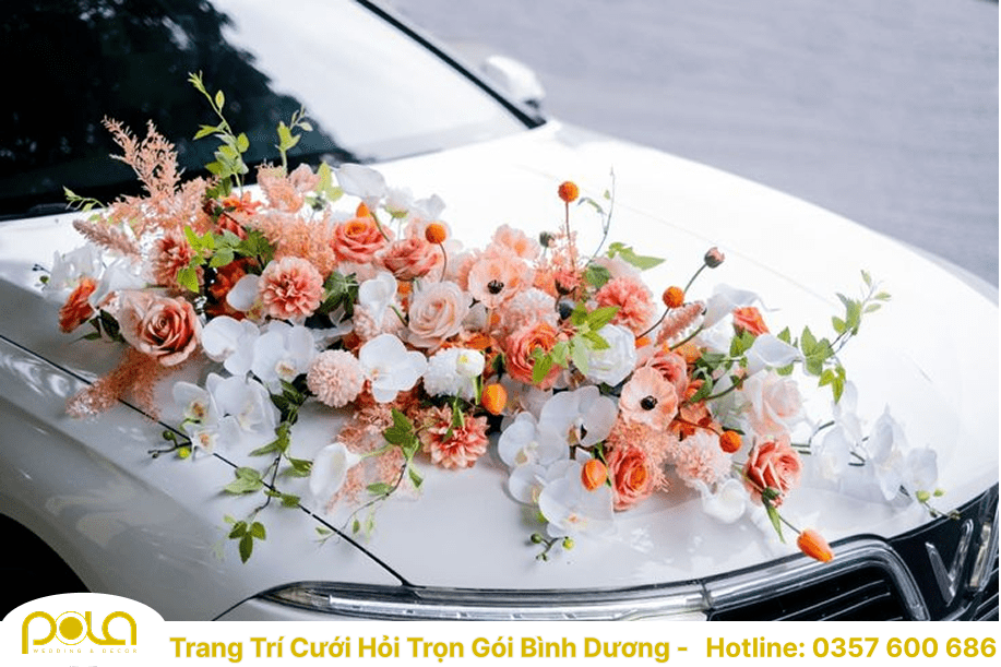 Trang trí xe hoa đám cưới tại Bình Dương mẫu hoa đẹp sắc cam trắng